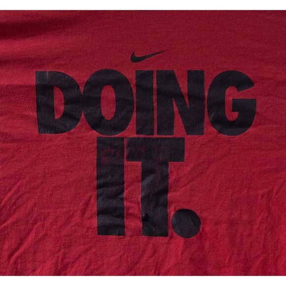 Nike Older Style Center Swoosh Doing It Men's Red Graphic Logo T-Shirt Size XL - Picture 2 of 5